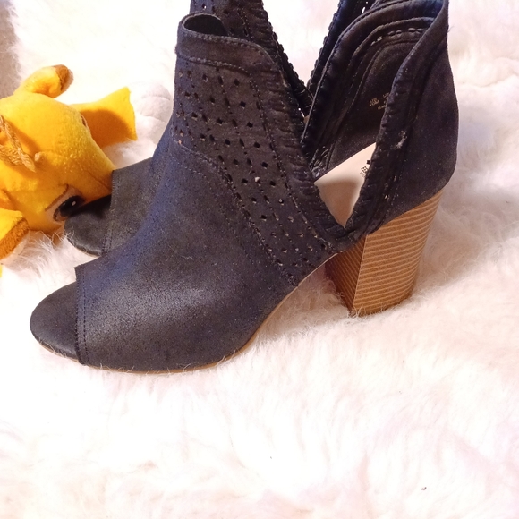 Fergalicious  Suede NWOT 🔥 - Picture 3 of 6